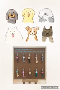 コルクボードに並べられたカラフルなチャーム。小学生が作った手作りのアクセサリーで、売上は保護犬施設へ寄付される。