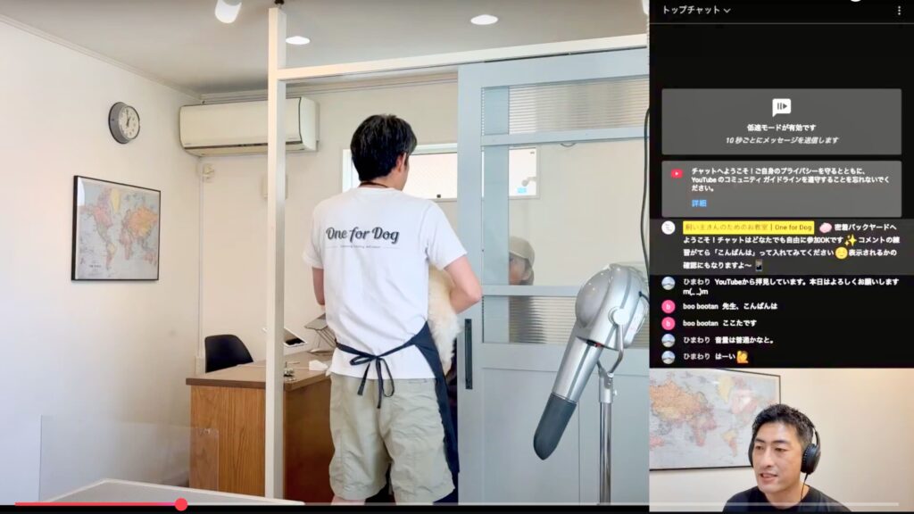 来店した飼い主と笑顔でコミュニケーションをとるトリマーの接客風景（One for Dog）