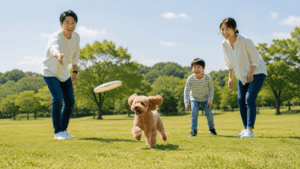 公園でディスク遊びを楽しむ家族とトイプードル