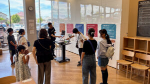 子どもたちや親子が真剣に話を聞いている「イヌの学び舎」コーナーの様子。講師が資料を指し示して説明中。