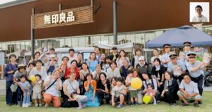 合成された集合写真。無印良品店頭での集合写真に、企画担当者の顔写真がワイプのように追加されているユーモラスな加工画像。