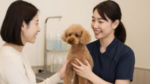 トリマーが飼い主から愛犬を受け取っている場面