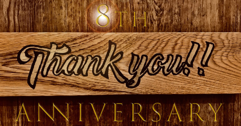 木目調の背景に、中央の木板へ「Thank you!!」と手書き風の黒字が刻まれている。上部には「8th」、下部には「ANNIVERSARY」と金色の文字が配置され、One for Dog の8周年を祝うデザインになっている。