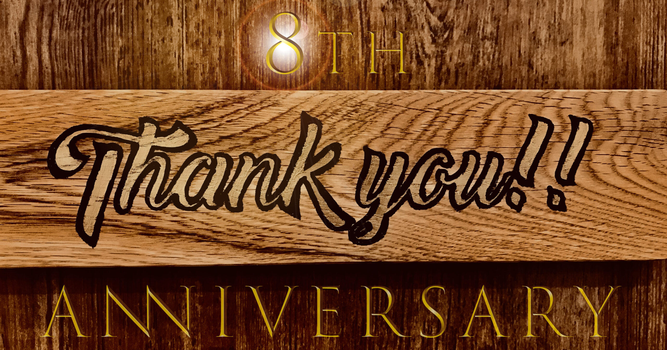 木目調の背景に、中央の木板へ「Thank you!!」と手書き風の黒字が刻まれている。上部には「8th」、下部には「ANNIVERSARY」と金色の文字が配置され、One for Dog の8周年を祝うデザインになっている。