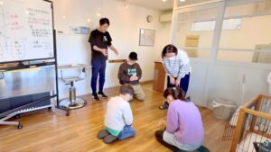 家族と一緒に参加する子犬のトリミングデビュー教室の様子｜社会化期の体験プログラム