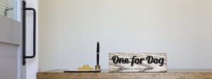 One for Dogの受付カウンターと木製ロゴサイン