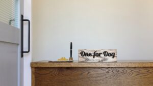 One for Dogの受付カウンターと木製ロゴサイン