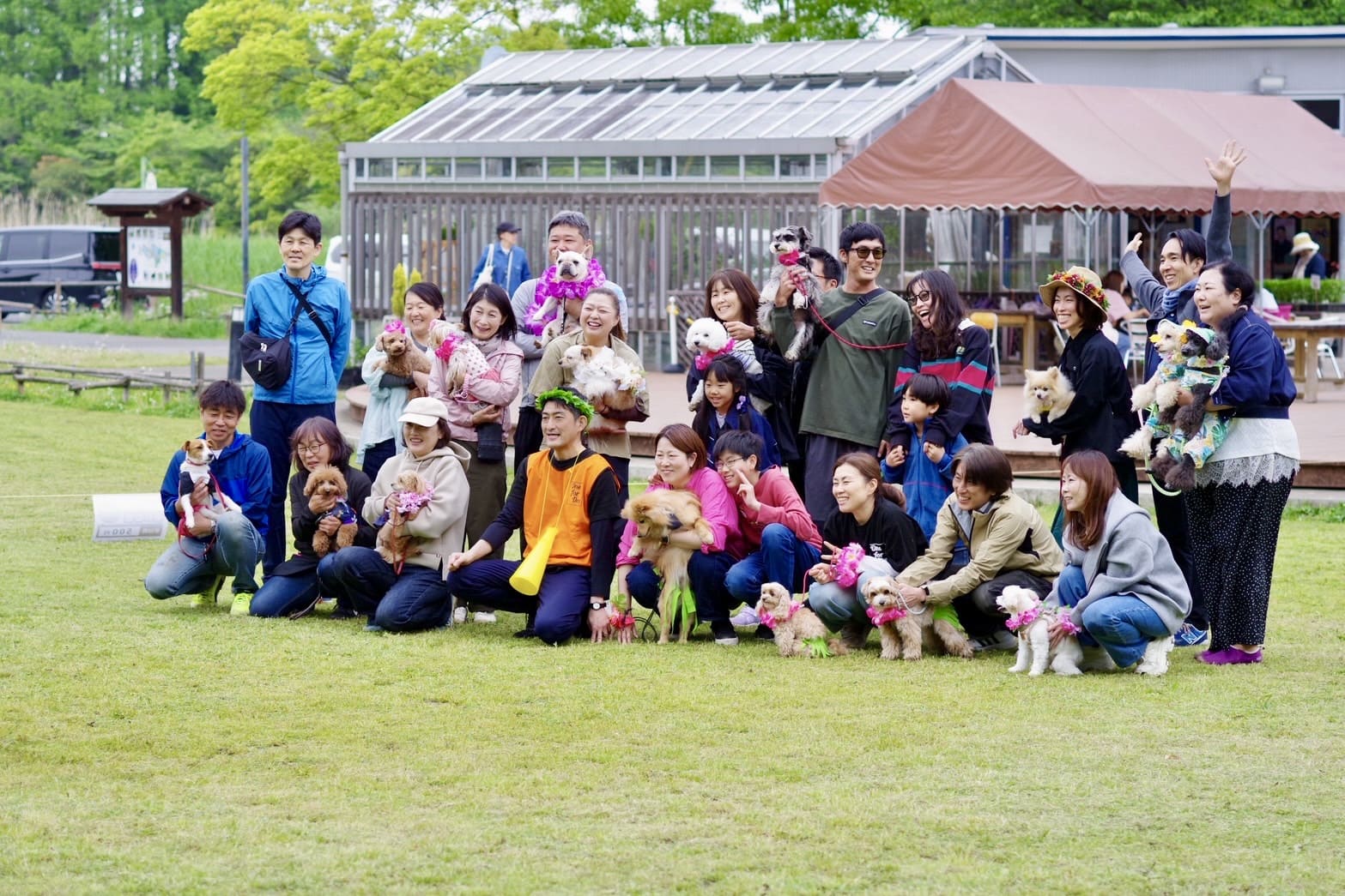 新しい村ドッグイベントの参加者と愛犬たちの集合写真 宮代町芝生広場