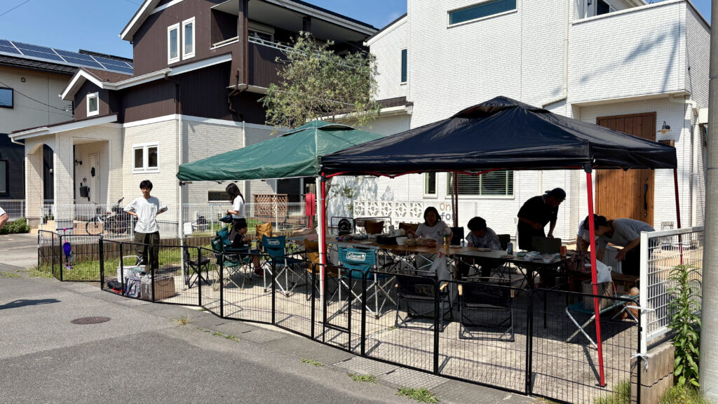駐車場をドッグラン仕様にしたOne for DogのBBQ大会会場