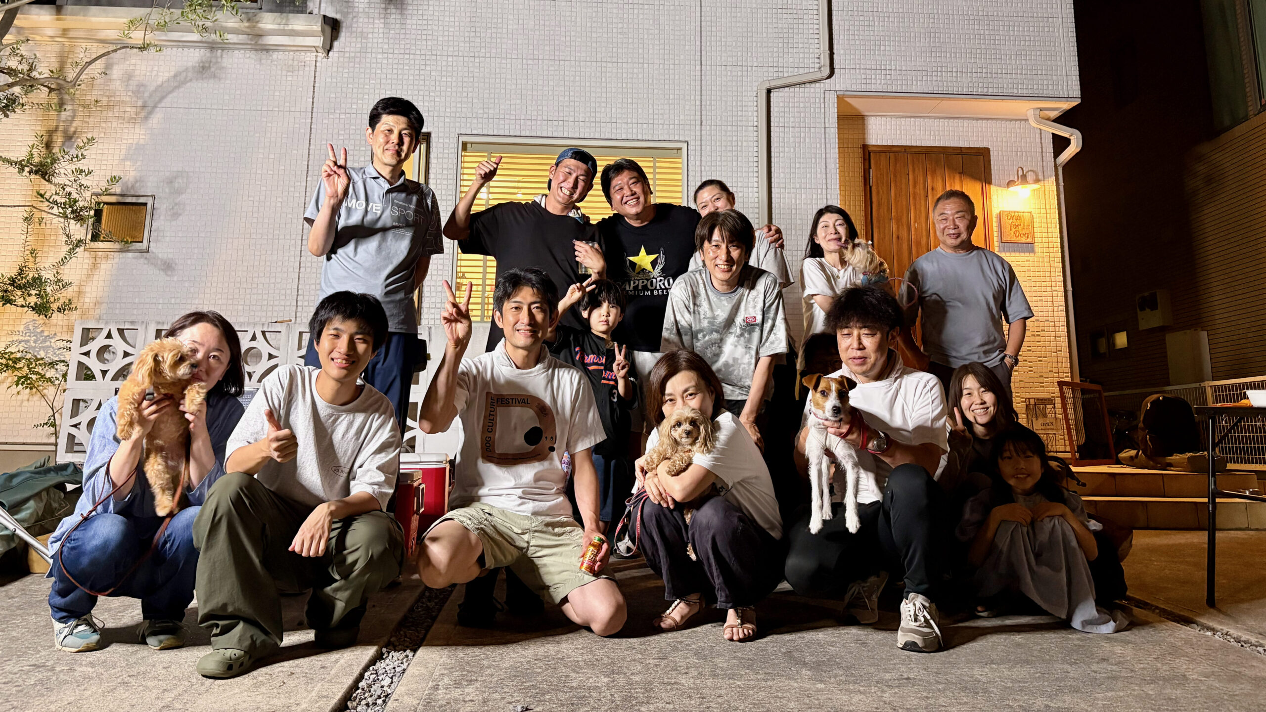 ドッグラン付きBBQ大会に参加した愛犬家の記念集合写真