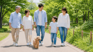 祖父母・父母・子どもが愛犬と一緒に草むらを避けながら散歩し、家族みんなでマダニ対策を意識している様子