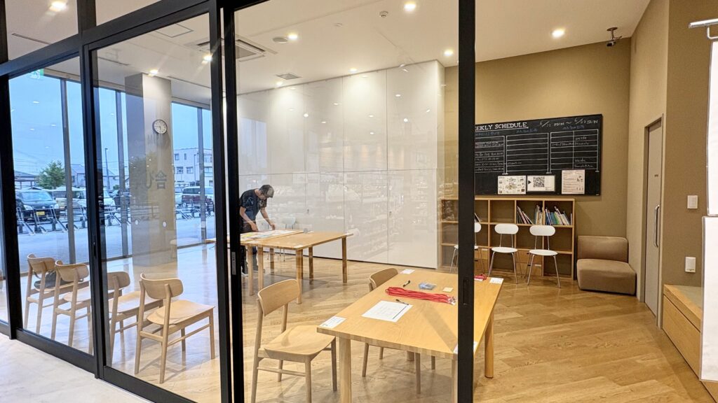 無印良品 東武動物公園駅前のOpen MUJI学び舎で開催した「トリマーのこれからを語る会」の会場設営を行う様子