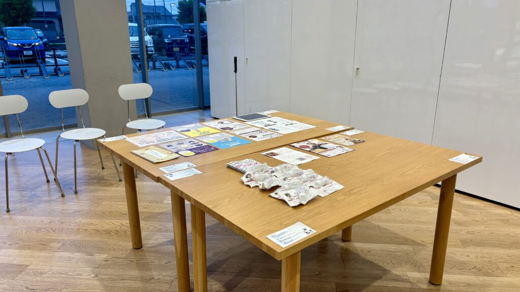 トリマーの交流会で配布したパンフレットや企業資料、サンプル品を並べた受付テーブル