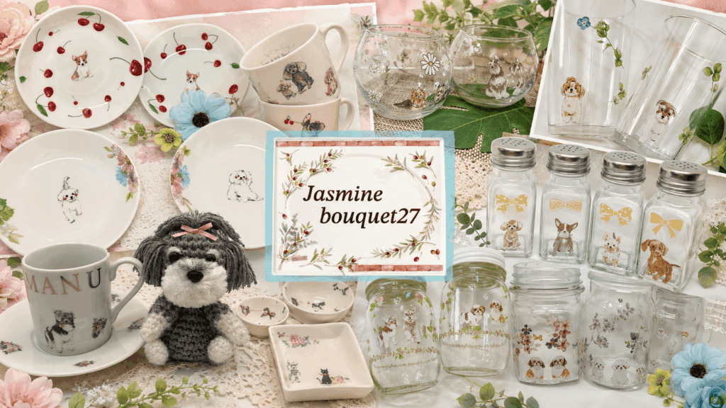 犬のイラストをあしらった陶器の皿やカップ、ガラス瓶、グラスと編みぐるみを並べた「Jasmine bouquet27」の作品コラージュ。